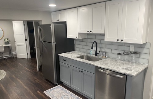 Stanton Apartamento | Stylish lower level apartment