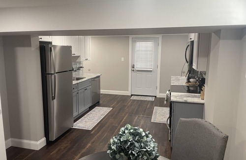 Stanton Apartamento | Stylish lower level apartment