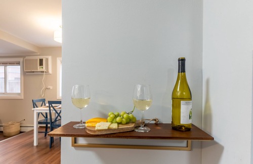 Oak Park Apartamento | Stylish Luxe King bed w/Free Parkng near DT Oak Pk