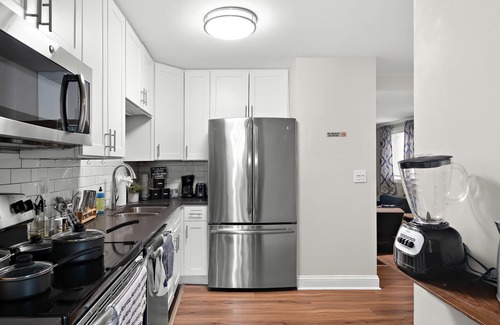 Oak Park Apartamento | Stylish Luxe King bed w/Free Parkng near DT Oak Pk
