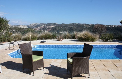 Kouklia Villa | Elegante villa de lujo, piscina privada e impresionantes vistas al campo de golf.