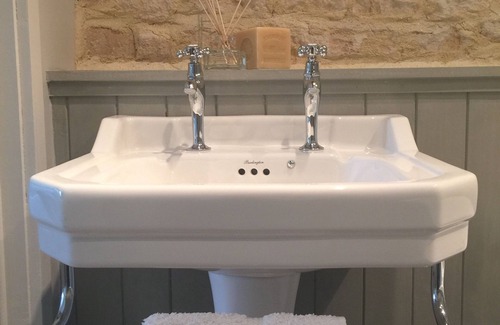 Pouille Otro | Stylish Manor House, 6 Bed, Heated Pool, Gated Garden, Sleeps15, Outdoor Kitchen