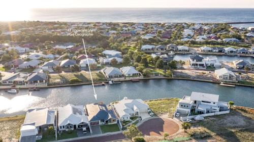 Geographe Casa | Stylish Marina-Front Getaway