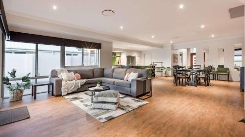 Geographe Casa | Stylish Marina-Front Getaway