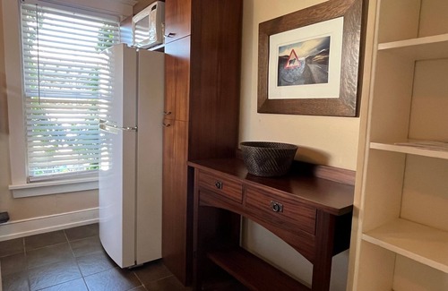 Neartown Apartamento | Stylish Mid-Century Studio in the Heart of Montrose