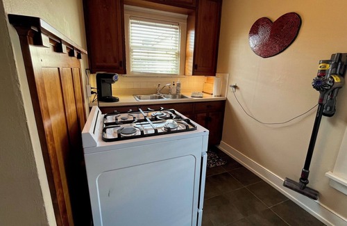 Neartown Apartamento | Stylish Mid-Century Studio in the Heart of Montrose