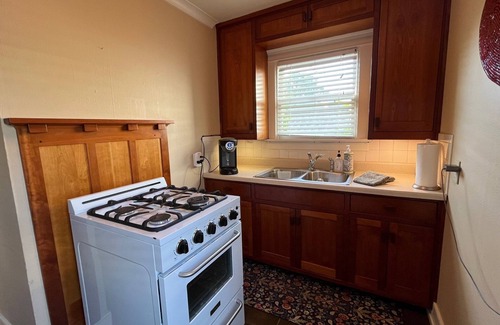 Neartown Apartamento | Stylish Mid-Century Studio in the Heart of Montrose