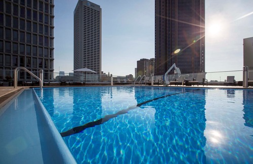 SoNo Apartamento | Elegante Midtown King Studio | Desayuno gratis + acceso estacional a la piscina