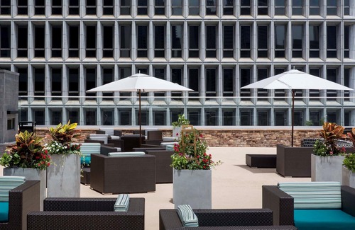 SoNo Apartamento | Elegante Midtown King Studio | Desayuno gratis + acceso estacional a la piscina