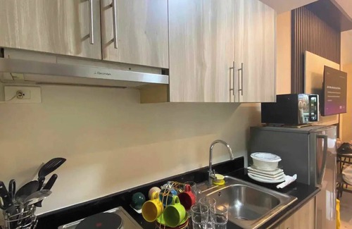 Santo Cristo Apartamento | Stylish Modern 1BR Condo near SM North and Trinoma