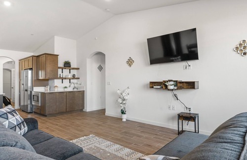 Pumpkin Center Casa | Stylish & Modern Bakersfield Retreat Near Downtown