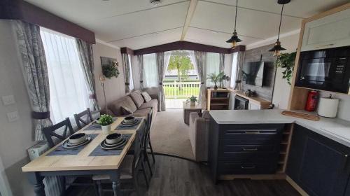 New Forest District Complejo | STYLISH MODERN CONTEMPORARY PET FREE HOLIDAY HOME ON AWARD WINNING SHOREFIELD COUNTRY PARK Edge New Forest ENTERTAINMENT AND LEISURE PASSES INCLUDED