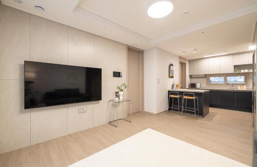 Tobongil-tong Apartamento | Stylish Modern Condo, 3 Bedrooms, 2 Bathrooms, 4 Air Conditioners, 65-inch TV, Laundry Machine & Dryer