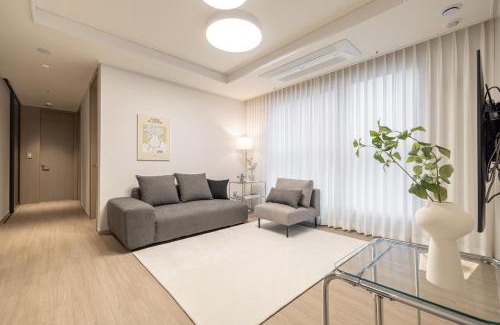 Tobongil-tong Apartamento | Stylish Modern Condo, 3 Bedrooms, 2 Bathrooms, 4 Air Conditioners, 65-inch TV, Laundry Machine & Dryer