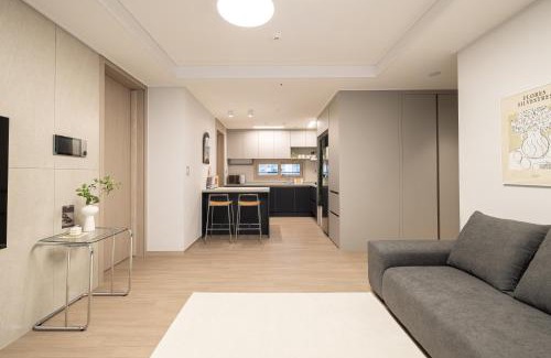 Tobongil-tong Apartamento | Stylish Modern Condo, 3 Bedrooms, 2 Bathrooms, 4 Air Conditioners, 65-inch TV, Laundry Machine & Dryer