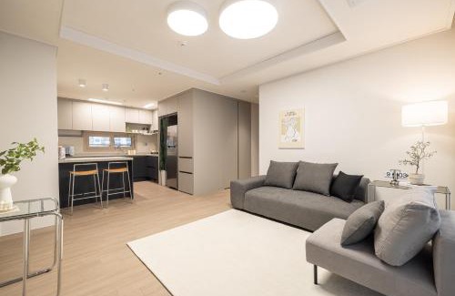 Tobongil-tong Apartamento | Stylish Modern Condo, 3 Bedrooms, 2 Bathrooms, 4 Air Conditioners, 65-inch TV, Laundry Machine & Dryer