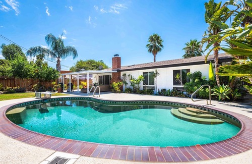 Winnetka Casa | Stylish Modern House with Pool