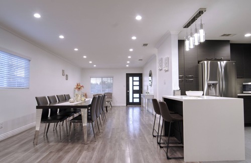 Panorama City Casa | Stylish Modern Retreat: King Bed, Firepit, Chef's Kitchen, Near Universal