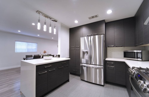 Panorama City Casa | Stylish Modern Retreat: King Bed, Firepit, Chef's Kitchen, Near Universal