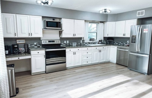 Sioux Falls Casa | Stylish & Modern Sleeps 10 Cornhole+PingPong Minutes to Most!