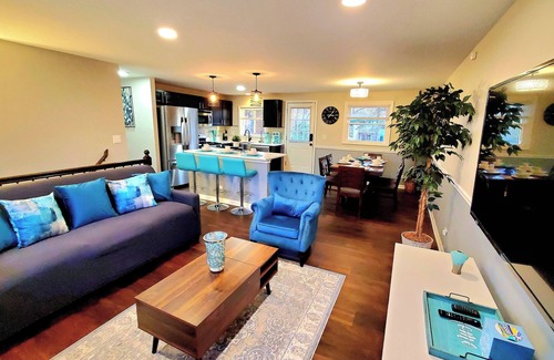 Wasco Casa | Stylish Modern Two Level 4BR Home Open Kitchen Big Yard & Deck Schaumburg O'Hare