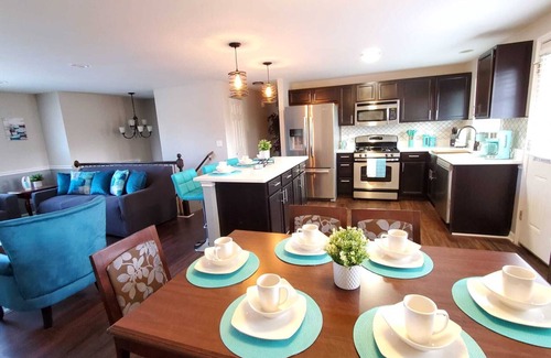 Wasco Casa | Stylish Modern Two Level 4BR Home Open Kitchen Big Yard & Deck Schaumburg O'Hare