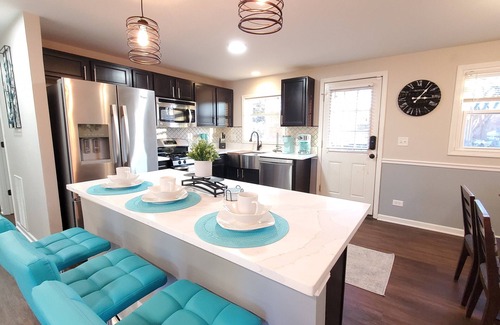 Wasco Casa | Stylish Modern Two Level 4BR Home Open Kitchen Big Yard & Deck Schaumburg O'Hare