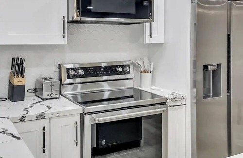 Modesto Casa | Stylish Modesto Getaway: Near Hospitals & Shopping