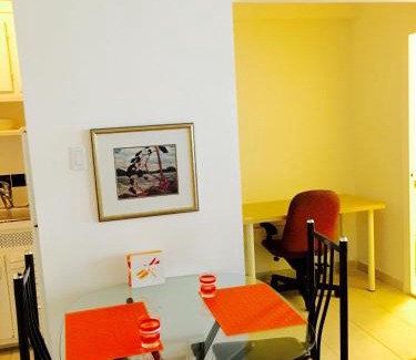 Downtown Montreal Apartamento | Stylish Montreal Apartment: Comfortable Stay in the Golden Square Mile