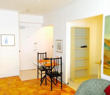 Downtown Montreal Apartamento | Stylish Montreal Apartment: Comfortable Stay in the Golden Square Mile
