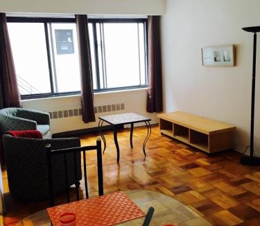 Downtown Montreal Apartamento | Stylish Montreal Apartment: Comfortable Stay in the Golden Square Mile