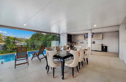Morningside Casa | Stylish Morningside Family Home: 6 Bedrooms with Pool, Game & BBQ minutes to CBD