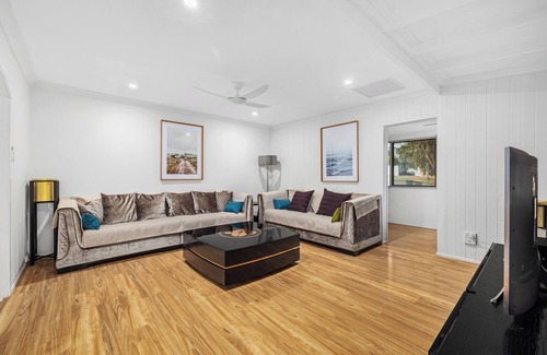 Morningside Casa | Stylish Morningside Family Home: 6 Bedrooms with Pool, Game & BBQ minutes to CBD