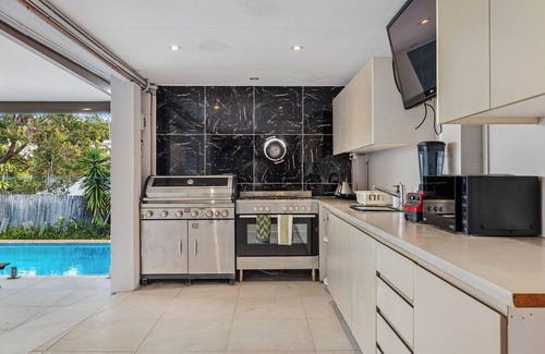 Morningside Casa | Stylish Morningside Family Home: 6 Bedrooms with Pool, Game & BBQ minutes to CBD