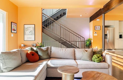 South Central Houston Casa | Stylish Museum District Townhome w Rooftop Mini Golf Skyline Views