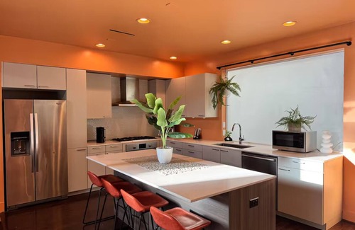 South Central Houston Casa | Stylish Museum District Townhome w Rooftop Mini Golf Skyline Views