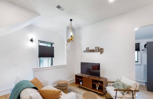 12 South Cabaña | Stylish Nashville cottage with a washer/dryer, full kitchen & central AC