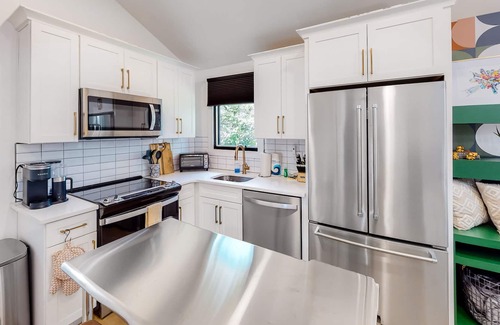 12 South Cabaña | Stylish Nashville cottage with a washer/dryer, full kitchen & central AC