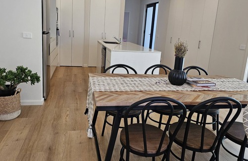 Gowrie Casa | Stylish New 3bedroom 2 1/2 bathroom townhouse, garage, parking, internet