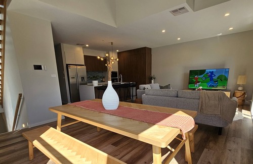 Pearce Casa | Stylish new 4bedrm Townhouse with 2 secured basement cars space+free wifi