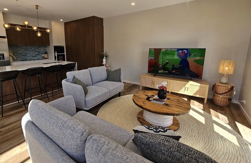 Pearce Casa | Stylish new 4bedrm Townhouse with 2 secured basement cars space+free wifi