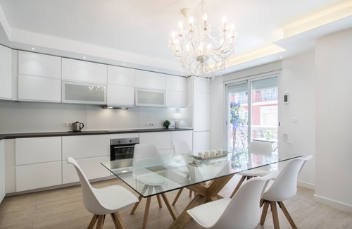 Alicante City Centre Apartamento | Stylish *NEW* Apartment in Alicante w/ 4 bedrooms