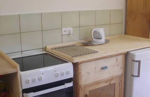 Stranny Apartamento | Elegante apartamento nuevo en una granja nr Praga cerca de un lago para nadar