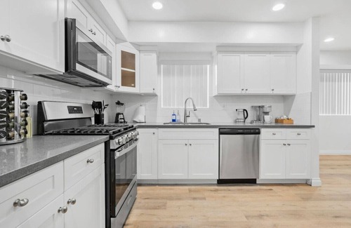 Los Angeles County Casa | Stylish New home Near DTLA, Disneyland, SOFI