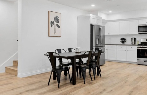 Los Angeles County Casa | Stylish New home Near DTLA, Disneyland, SOFI