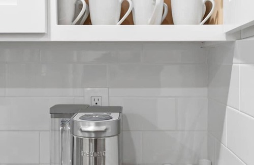 Los Angeles County Casa | Stylish New home Near DTLA, Disneyland, SOFI
