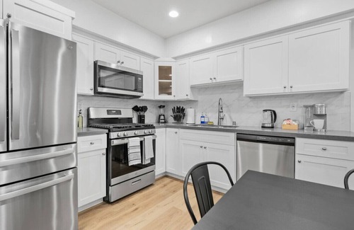 Compton Casa | Stylish New home Near DTLA, Disneyland, SOFI
