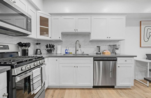 Compton Casa | Stylish New home Near DTLA, Disneyland, SOFI