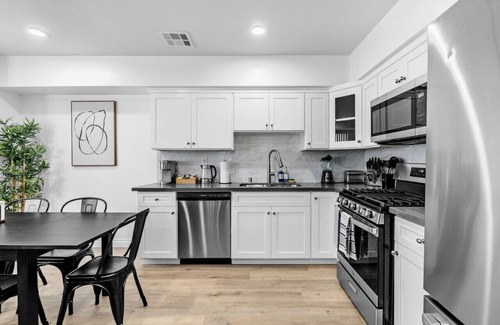Lynwood Casa | Stylish New home Near DTLA, Disneyland, SOFI