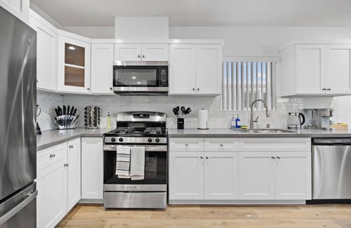 Los Angeles County Casa | Stylish New home Near DTLA, Disneyland, SOFI